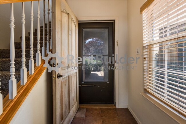 Building Photo - JANUARY MOVE IN SPECIAL: $500 Off 1 Month'...