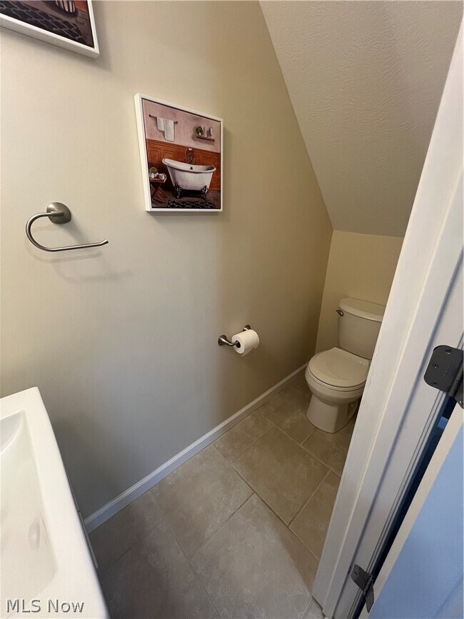 Building Photo - 1945 Chatam St