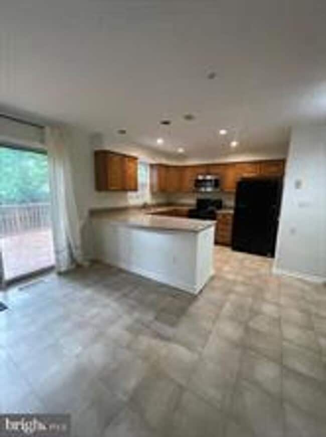Building Photo - SPACIOUS TH IN OLNEY