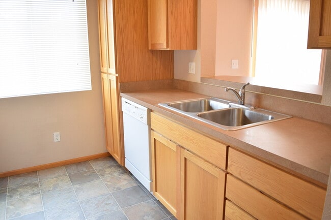 Building Photo - No Screening Fees! Beautiful 3 bed 2.5 bath townhome for rent!
