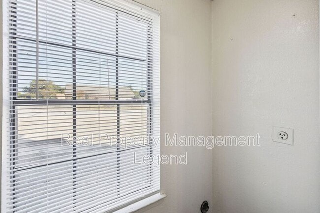 Building Photo - 8109 Silver Creek Rd