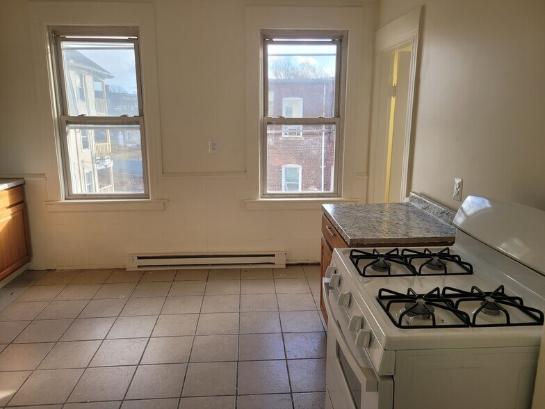Building Photo - 83 Southview St