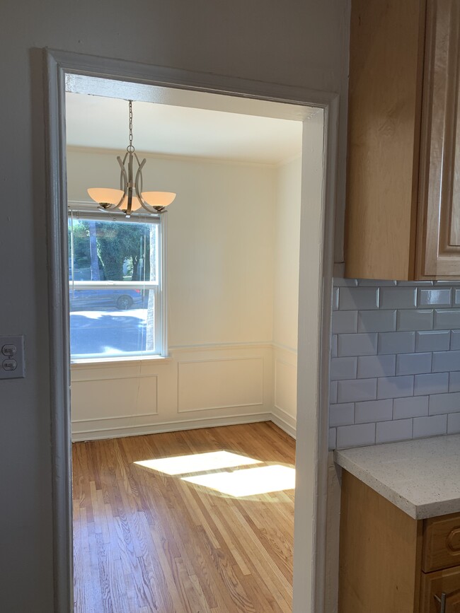 Building Photo - 416 N Doheny Dr