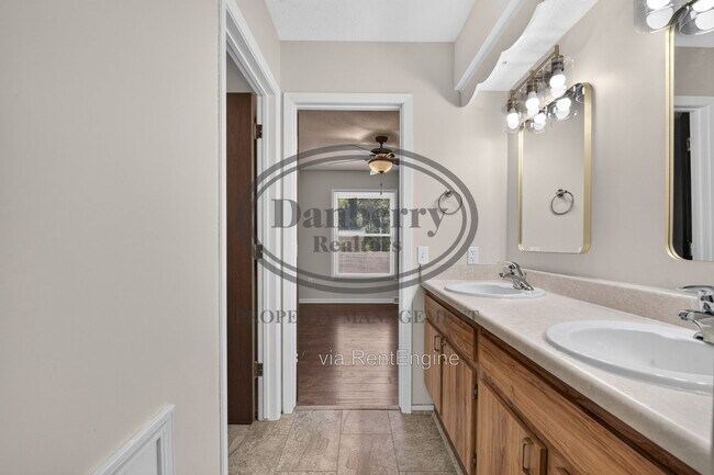 Building Photo - 5409 Westcastle Dr
