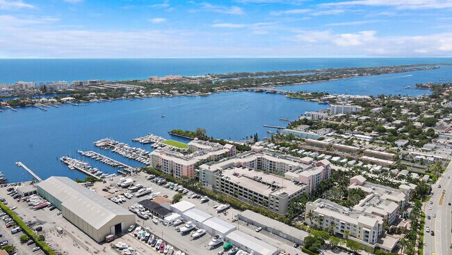 Building Photo - 806 E Windward Way