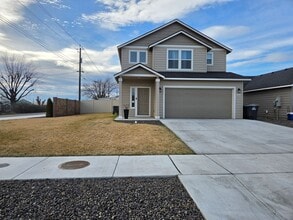 Building Photo - 2-story 3 bed 2.5 bath with garage