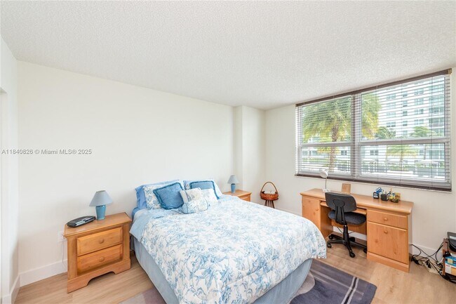Building Photo - 1155 Brickell Bay Dr