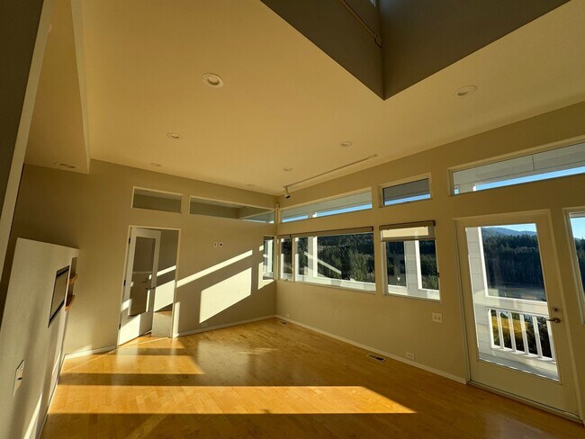 Building Photo - Breathtaking views of Chuckanut Bay!!