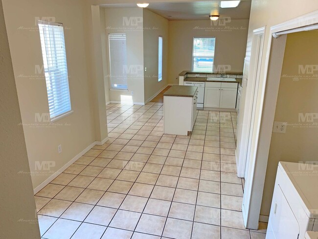 Building Photo - House on Howes!