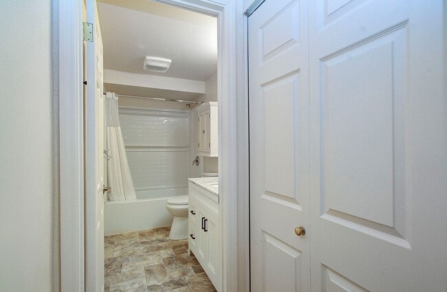 Building Photo - Bright 3 Bedroom 2 Bath Home in Pinebrook! Stainless Appliance Package