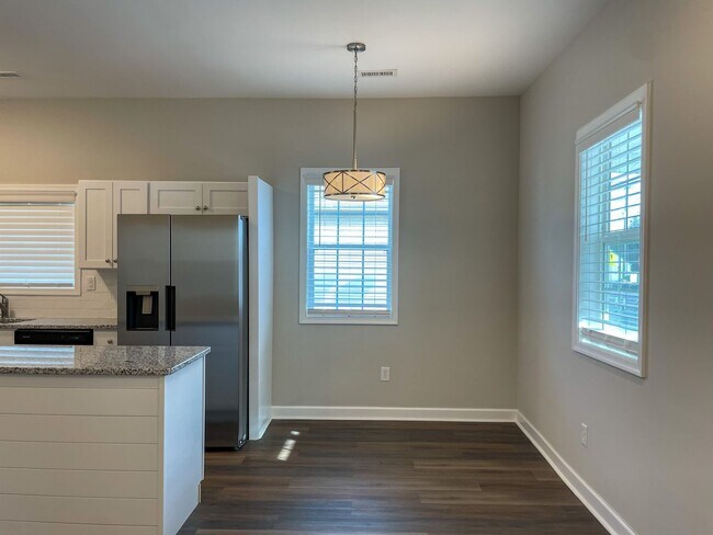 Building Photo - 510 Lakeview Ave, Colonial Heights