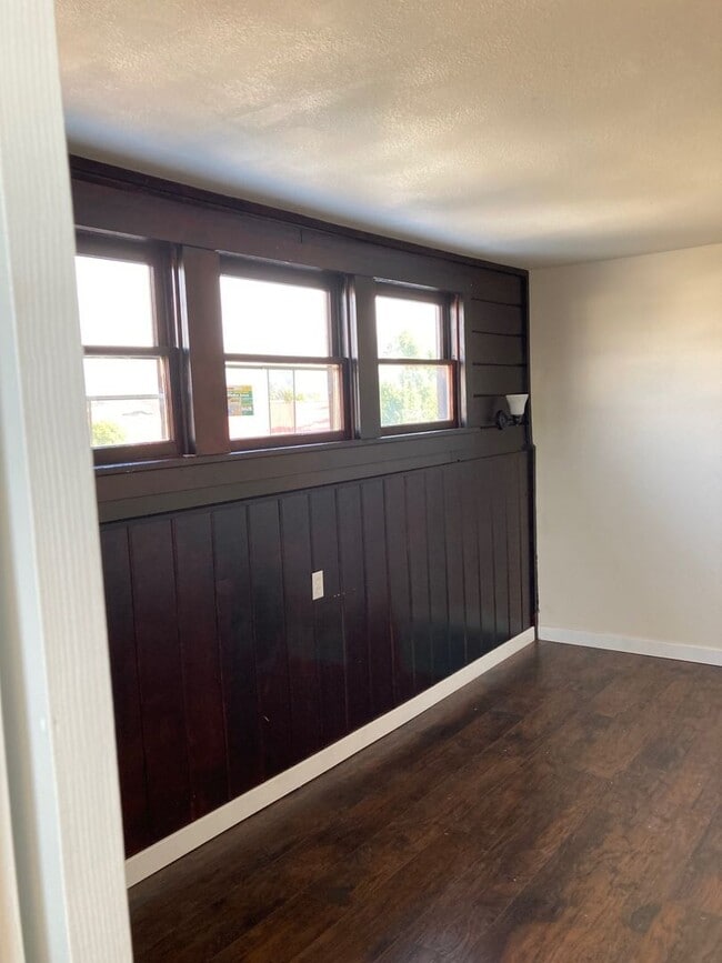 Building Photo - Spacious Multi-Level Apartment in the Hear...