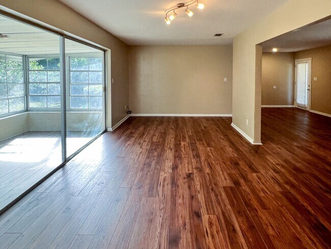 Building Photo - Pet Friendly 3BR/2BA NW Gainesville Home - Available mid-July!