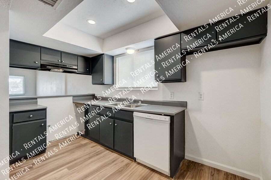 Building Photo - 3411 Center Dr