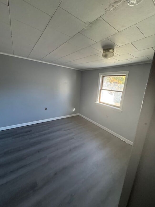 Building Photo - 3 Bedroom