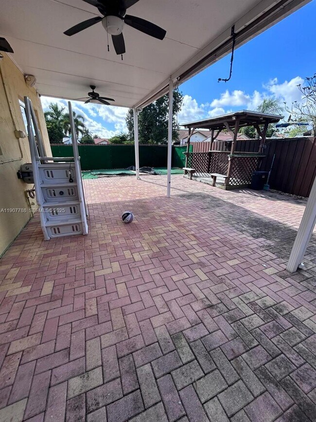 Building Photo - 10934 SW 146th Ave