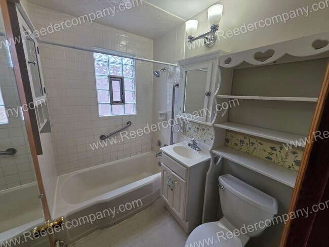 Building Photo - Spacious 2 bedroom 1 bathroom house