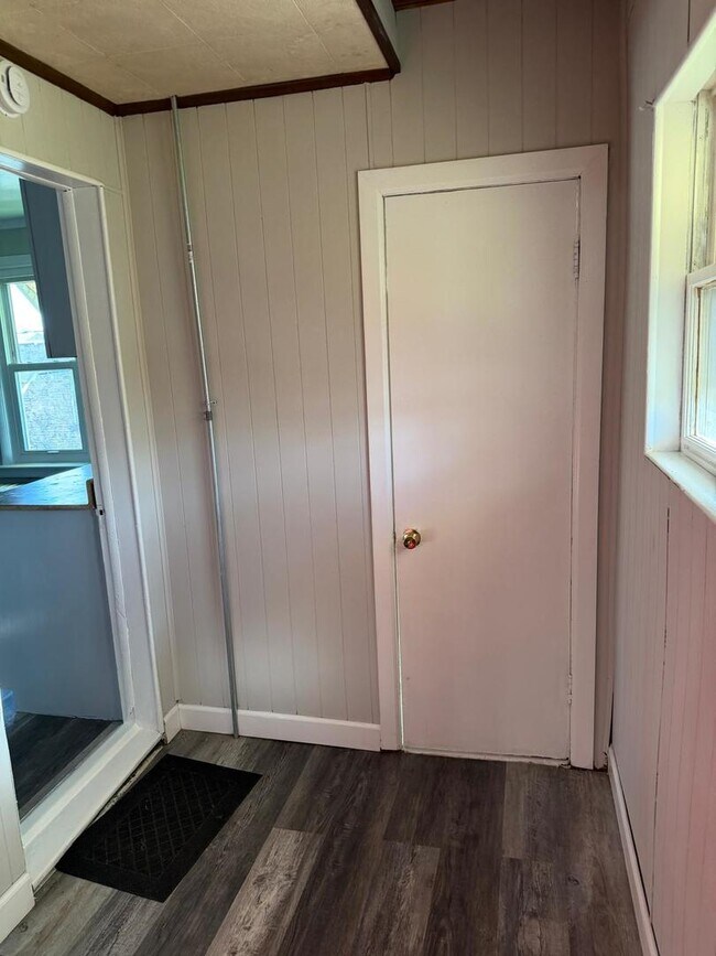 Building Photo - 930 S Victory St