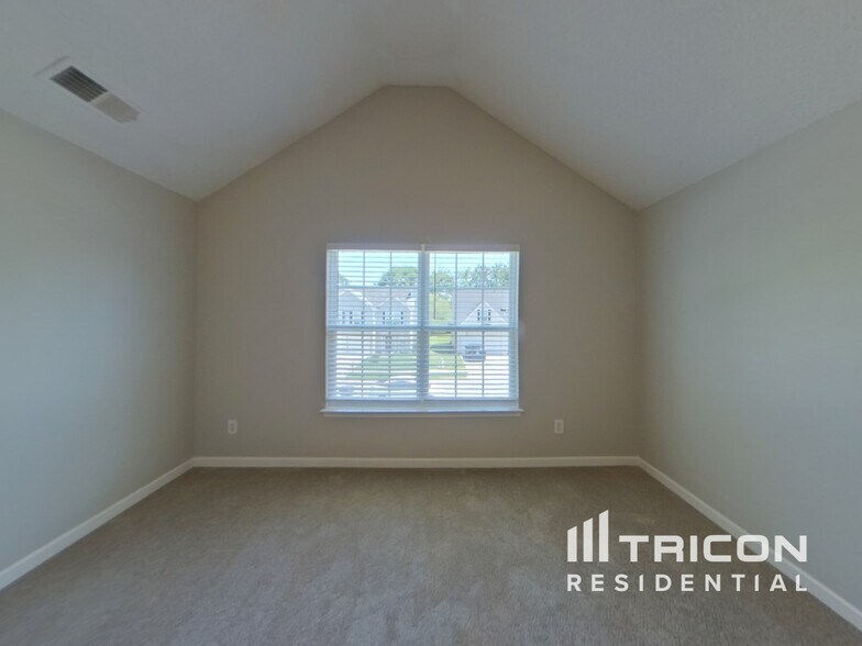 Building Photo - 3802 Rosebud Park Dr