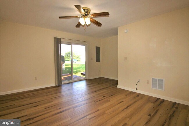 Building Photo - 115 E Sewell St