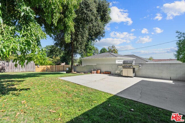 Building Photo - 4824 La Canada Blvd