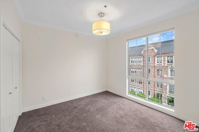 Building Photo - 585 N Rossmore Ave