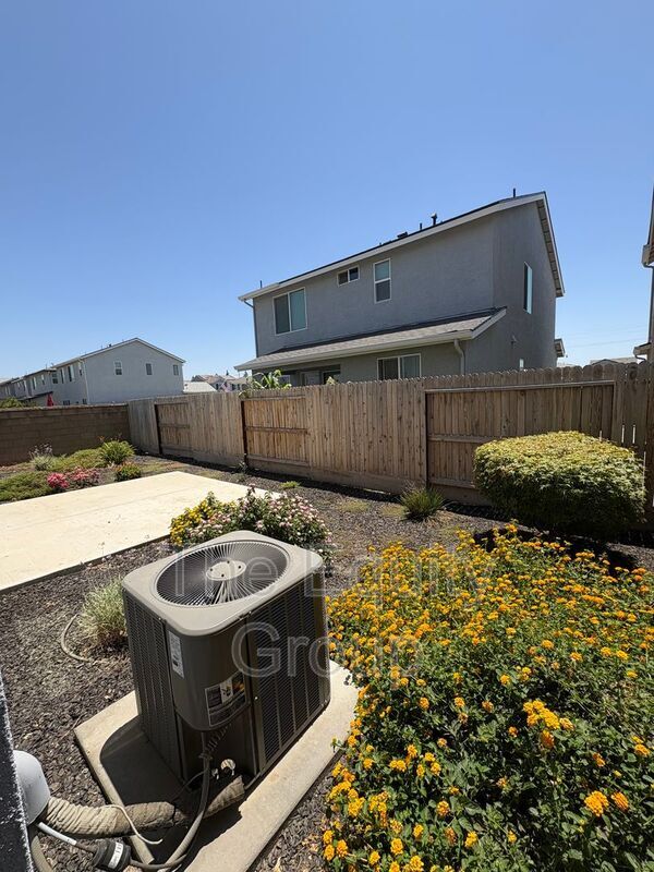 Building Photo - 1105 W Sedona Ave
