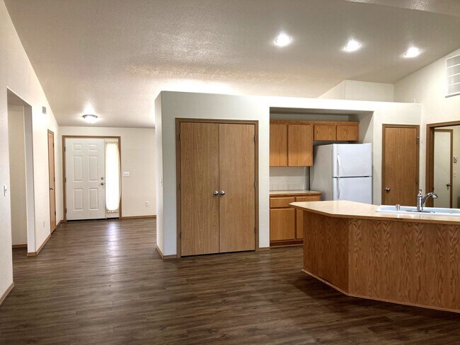 Building Photo - Ranch-Style Home With Gas Fireplace and Wa...