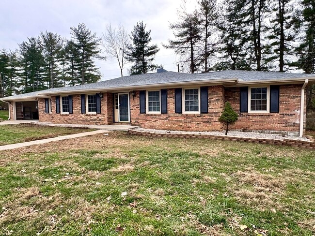 Building Photo - 303 Robin Dr