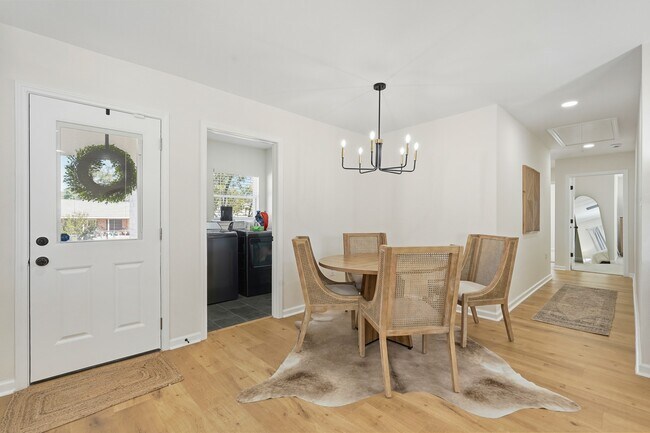 Building Photo - 712 E Kuehn St