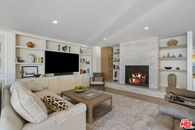 Building Photo - 27002 Malibu Cove Colony Dr