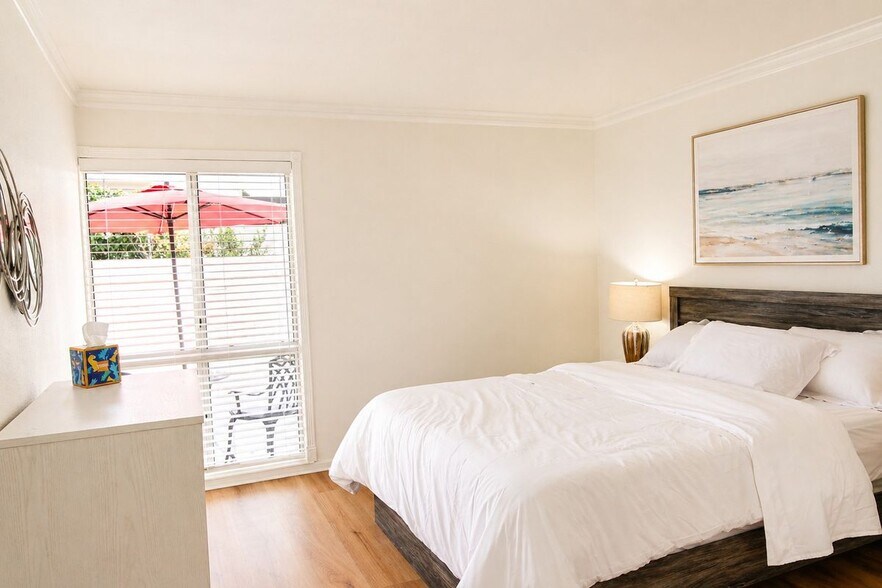 Building Photo - 950 Avenida Carmel