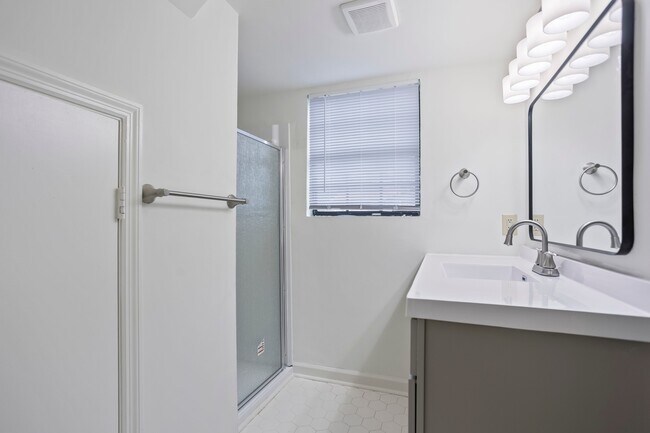 Building Photo - 3709 Kingsgate Dr