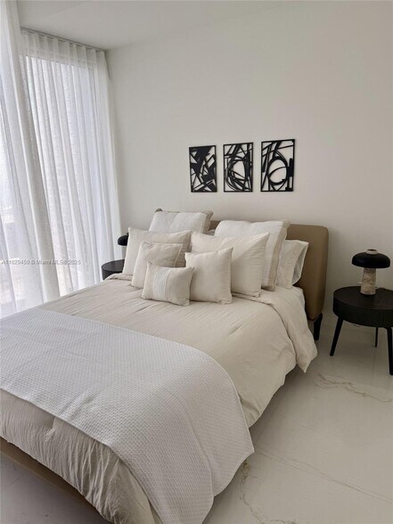 Building Photo - 300 Biscayne Boulevard Way