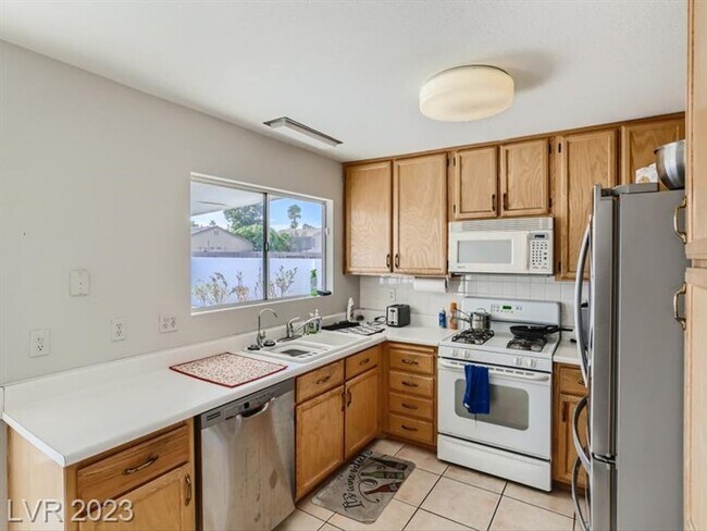 Building Photo - Gorgeous, spacious 1 story fully furnished...