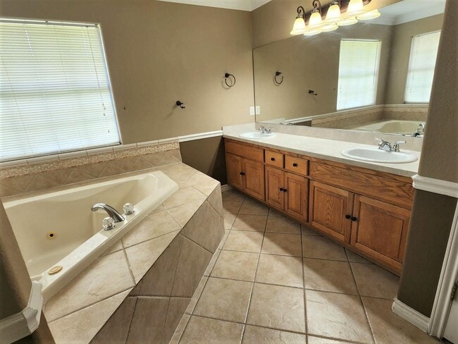Building Photo - 301 Quail Creek Dr