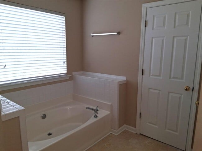 Building Photo - 130 Vinings Dr