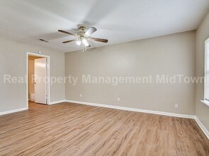 Building Photo - Charming 3-Bedroom Home with Spacious Yard...