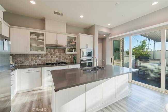 Building Photo - 102 Spectacle