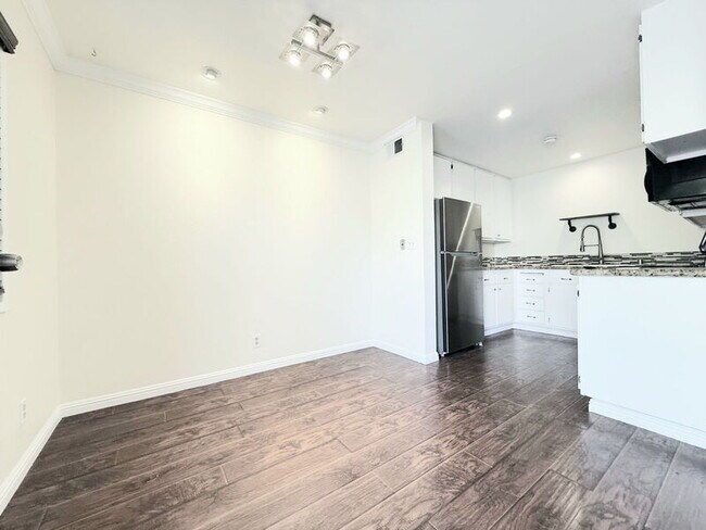 Building Photo - 809 E Acacia Ave