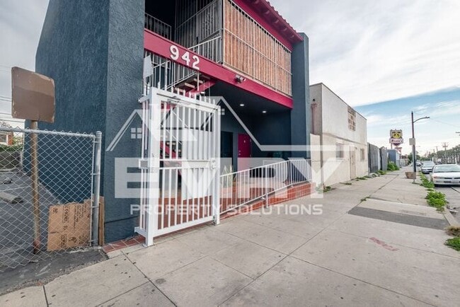 Building Photo - 942 S Gerhart Ave