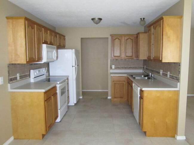 Building Photo - Beautiful 3 Bedroom Home in Gated Neighborhood!