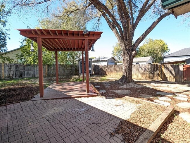 Building Photo - 2200 Magnolia Dr