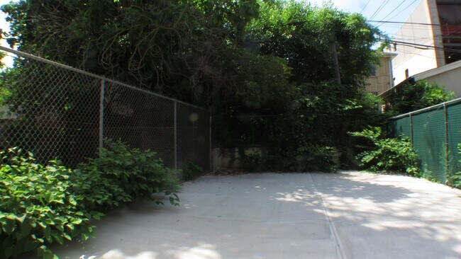 Building Photo - Garden 1.5-Bed/1-Bth Renovated Bed (1+ Off...