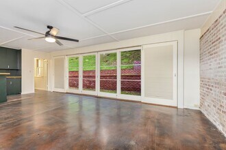 Building Photo - Rare Find: Tantalus Rustic Charm: Large: 1 Bdr/1 Bth:- Electric Included