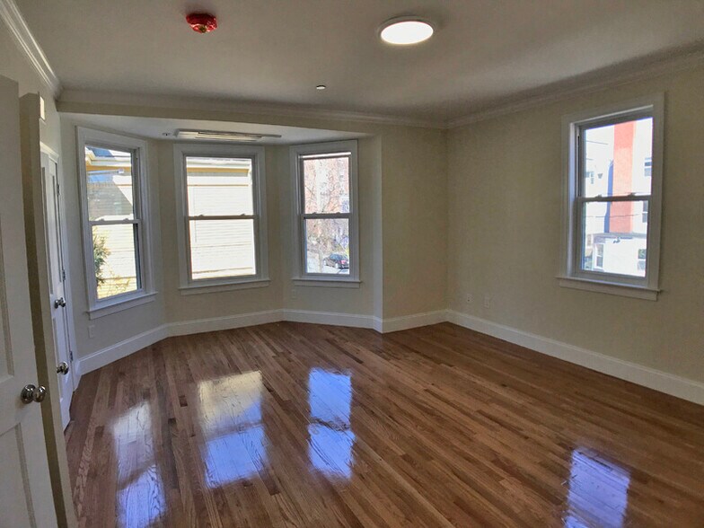 Building Photo - 12 Harris St