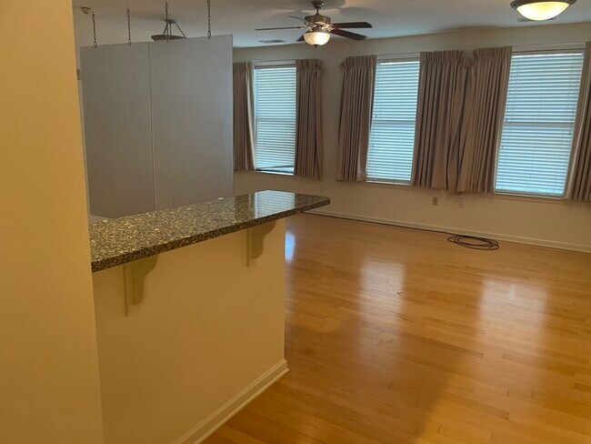 Building Photo - LARGE STUDIO!