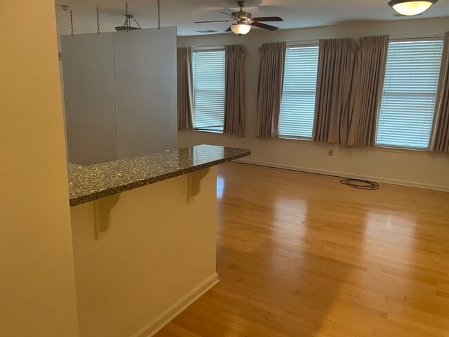 Building Photo - Studio w/ In-Unit Laundry near Tom Lee Park