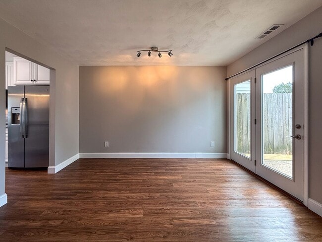 Building Photo - Double En-Suite Townhome