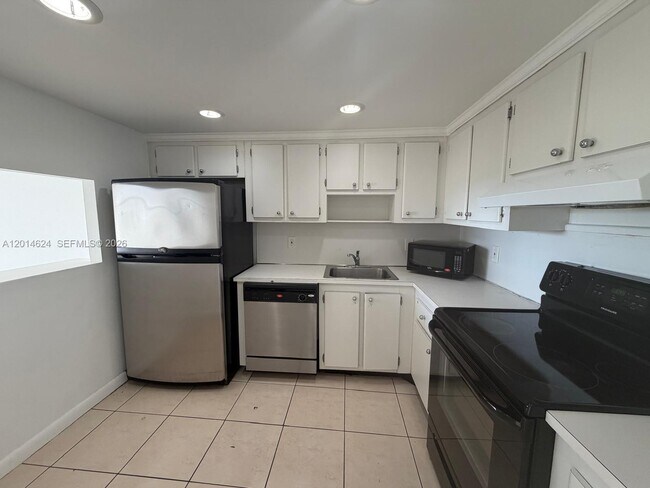 Building Photo - 1200 NE Miami Gardens Dr
